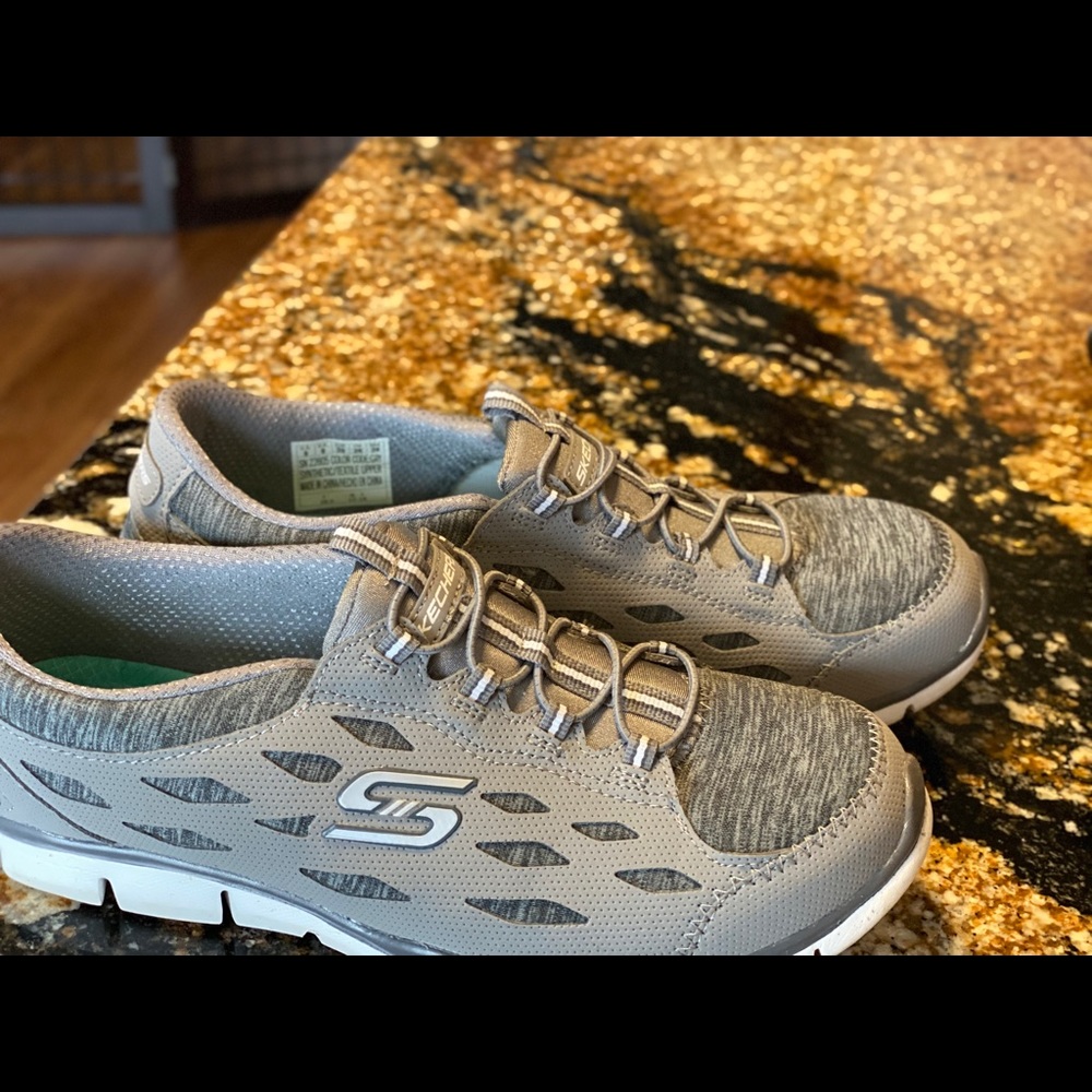 Women’s Skechers size 9